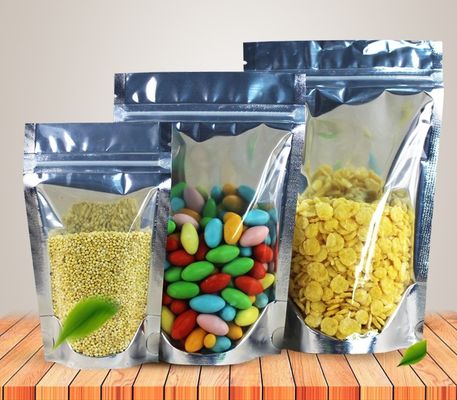 Fuertes laminados se colocan encima de la bolsa clara de la cremallera que imprime el bolso del escudete
